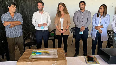 Autoridades gualeyas y provinciales en la apertura de sobres de la licitación del tendido eléctrico en la zona rural del Departamento Gualeguay.