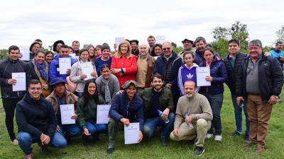 La ministra Rosario Romero presidió el acto de entrega de las escrituras a las familias que integran la comunidad de Guardamontes, Departamento Tala.