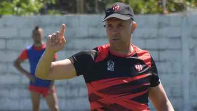 “De Diego, además del don futbolístico, valoro que transmitía”, expresó el DT de Patronato