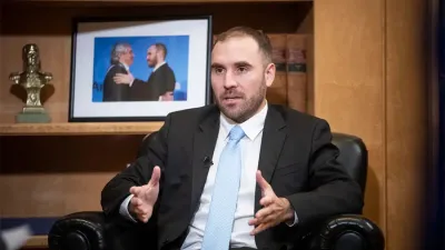 El ministro de Economía, Martín Guzmán, dio detalles sobre la negociación de la deuda, habló del proyecto de “armonización” tributaria y fijó su punto de vista sobre la doble indemnización y la prohibición de despidos.