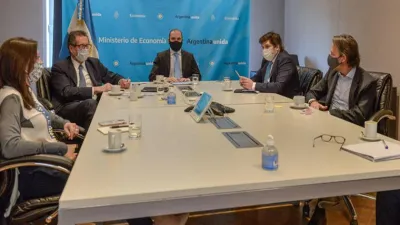 Martín Guzmán con representantes del FMI