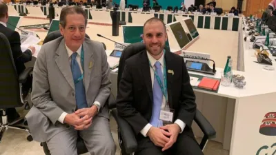 Guzmán, junto al presidente del Banco Central, Miguel Pesce,