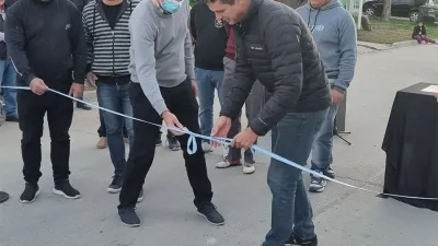 Las autoridades al inaugurar dos obras en Hasenkamp: una de carácter vial y otra de saneamiento.