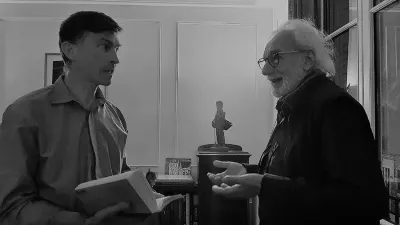 ​    Le Corre y Maf conversando sobre las traducciones.