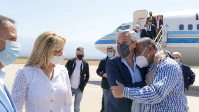 Alberto Fernández abrazo con Juan Manzur