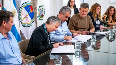 La secretaria de Ambiente de Entre Ríos, Rosa Hojman, al momento de firmar el convenio con la Municipalidad de Rosario para crear el Área Natural Protegida “Los Tres Cerros”.