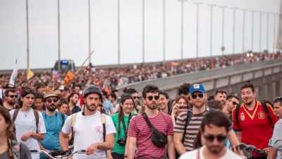 Se estimó que más de diez mil personas participaron de la protesta por los incendios en el Delta y en reclamo de la Ley de Humedales sobre el enlace vial Victoria-Rosario.