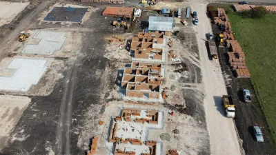 El gobierno de Entre Ríos, a través del IAPV, está construyendo con financiamiento nacional 240 unidades habitacionales en cinco localidades, con importantes avances en su ejecución.