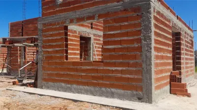 A través del Instituto Autárquico de Planeamiento y Vivienda (IAPV), comenzó la construcción de 82 nuevas unidades habitacionales en seis localidades.