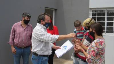 Bisogni entrega de viviendas