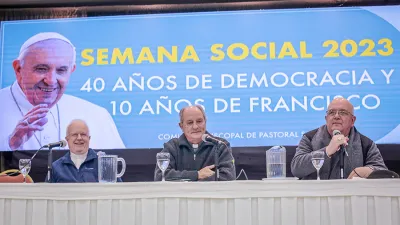 En la fotografía, monseñor Jorge Lugones (centro), y los obispos Pedro María Laxague (izquierda) y Ernesto Giobando (derecha). Los obispos pidieron consolidar la democracia afrontando sus deudas pendientes.