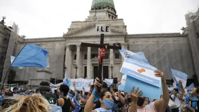 Los manifestantes que rechazan el proyecto oficial para legalizar el aborto se concentran en el Congreso, donde el debate comenzará el martes que viene.