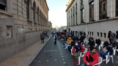 largas filas para cobrar IFE en Paraná (Foto: ANALISIS)