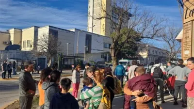 El principio de incendio en el Hospital San Roque obligó a evacuar a pacientes y personal hasta el Hospital San Martín. La situación está controlada.
