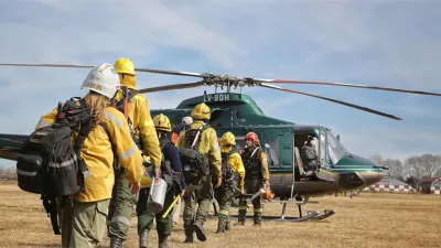 Imagen de archivo. Intensa labor del Comando Alvear por los incendios forestales en el Delta del Paraná.