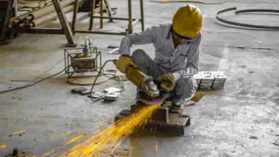 La industria cayó casi 2% mensual, pero registró mejor marzo en 4 años