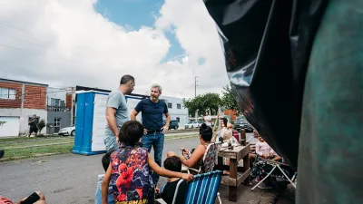 Rogelio Frigerio visitó Gualeguaychú y se contactó con los vecinos afectados por la inundación.