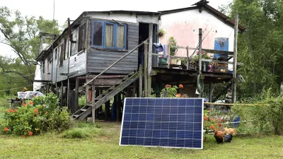 La empresa de Energía además de instalar los equipos, capacita a las familias sobre el correcto uso de los electrodomésticos con energías renovables.