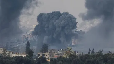 Una columna de humo se eleva este domingo sobre Gaza tras un bombardeo israelí.