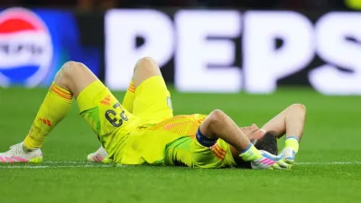 Fútbol: “Dibu” Martínez y Aston Villa arañaron la épica pero no pudieron con el PSG