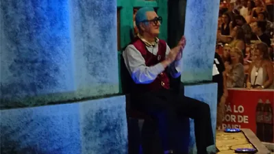 Un hecho histórico. Juan Carlos “Juancho” Martínez fue ovacionado en la comparsa Papelitos por un Corsódromo que tributo al Carnaval del País. Foto gentileza: Juan Oscar Roldán.