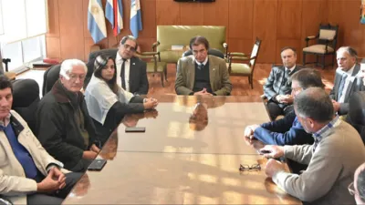 Miembros del Superior Tribunal de Justicia reunido casualmente con la Mesa de Enlace, ahora beneficiados por sus fallos ya que tendrán más tiempo para fumigar. “Jamás escucharon a las y los afectados”, se quejaron desde el colectivo Basta es Basta.