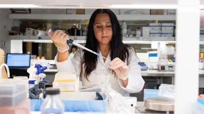 Juliana Cassataro en el laboratorio del Instituto de Investigaciones Biotecnológicas UNSAM.