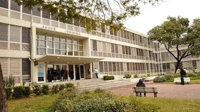 El STJ dispuso asistencia presencial con un aforo máximo del 50 por ciento por organismo, durante el turno mañana (7 a 13) y hasta tres agentes durante el turno tarde (14 a 20) -de manera opcional-, manteniendo el tele- trabajo para el resto de los agentes.