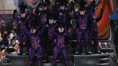 La comparsa Kamarr del Centro Cultural y Social Sirio Libanés, inauguró la tercera noche del Carnaval del País y ratificó su vocación ganadora. Crédito foto: Prensa Carnaval.