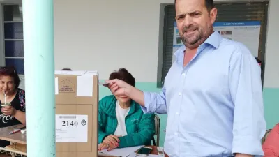 Sergio Kneeteman votando