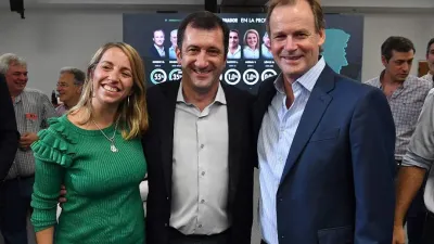 Kueider con Bordet y Stratta