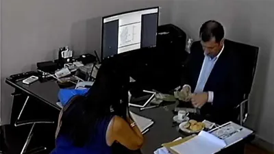 La imagen de video muestra al ex senador Edgardo Kueider contando fajos de dólares cuando era secretario del ex gobernador Gustavo Bordet.