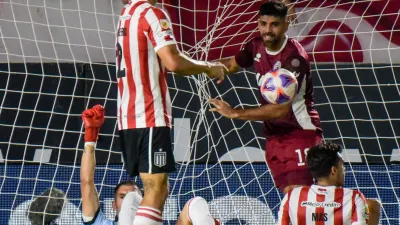 Con inferioridad numérica, Lanús ganó en La Plata y se afianzó en lo más alto de la tabla