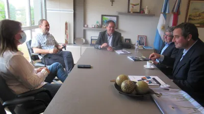 Autoridades municipales y universitarias reunidas en la intendencia de Larroque.