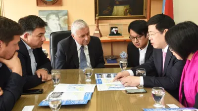Lauritto junto al embajador de China y comitiva