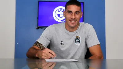Fútbol: el entrerriano Leonardo Morales renovó su contrato con el “Lobo” platense