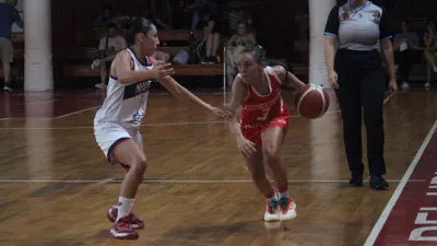 Básquet: Rocamora volvió a hacerse fuerte de local y reaccionó para ganarle a Náutico