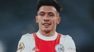 El gualeyo Lisandro Martínez se anotó en la goleada del líder Ajax