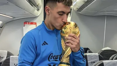 Lisandro Martínez posó con la Copa del Mundo: “A disfrutarla con todos los nuestros" 
