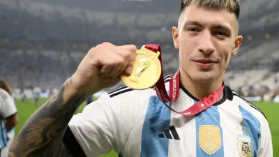 Lisandro Martínez: “A Messi le dije que le agradecía por permitirme ser campeón del mundo”