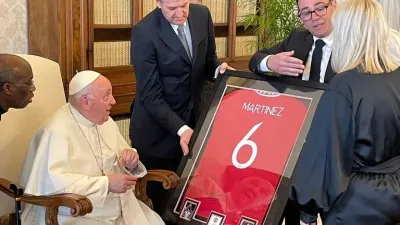 El entrerriano Lisandro Martínez le hizo llegar un obsequio especial al Papa Francisco