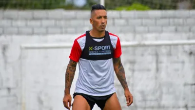En Patronato se rumorea la posible baja de Lucas Barrios, que analiza retirarse
