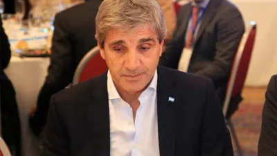 El ministro de Economía, Luis Caputo, con doble moral: quiere los dólares ahorrados por los argentinos, pero los suyos depositados en el extranjero no los aporta.