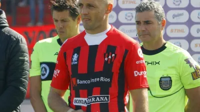 Patronato entrenó a puertas cerradas y viajó a La Plata sin equipo definido