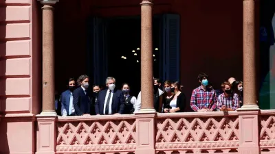 Alberto Fernández observa los incidentes frente a la Casa Rosada durante el velorio de Diego Maradona