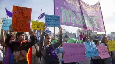 Miles de mujeres se movilizaron frente al Congreso de la Nación para reclamar más políticas públicas que permitan erradicar los femicidios y toda clase de violencia, además de un cambio en el Poder Judicial.