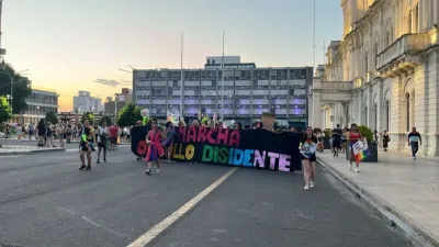 La comunidad Lgbtq+ se movilizó bajo la consigna: “No esperamos que nos regalen nuestros derechos”.