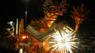 Marí Marí abrió la sexta noche del Carnaval y aunque tuvo desinteligencias en la carroza de los músicos, logró entusiasmar a un público que sigue siendo fiel.