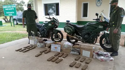 El tamaño y peso de las cajas, alertó a los gendarmes al controlar un camión de envíos sobre Ruta Nacional 168. El hombre fue detenido en Paraná.