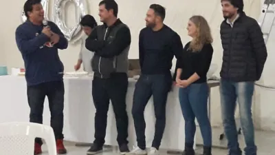 Marcelo Casaretto y Estefanía Cora junto a Mauro Urribarri en el cumpleaños de Lautaro Gervasoni, cuya celebración fue casi un acto político. 